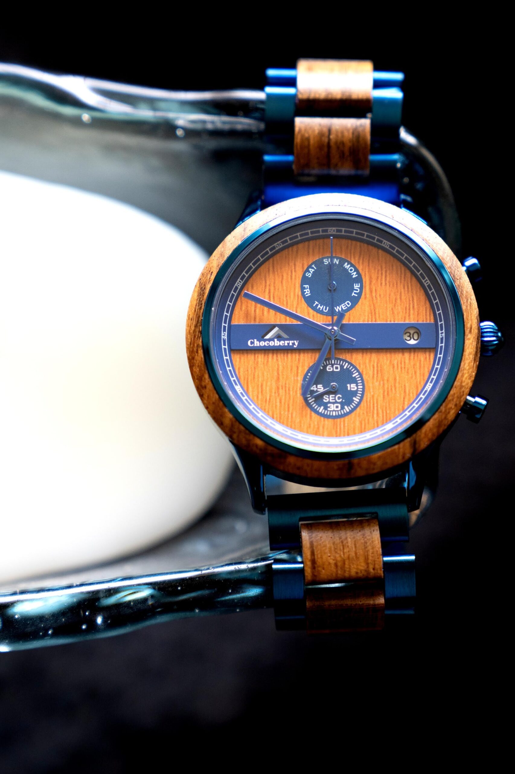 A unique combination of Zebrawood and blue stainless steel represents the Chocoberry Classic Timepiece, it has gone through a great deal of skill and courage to reach this point.