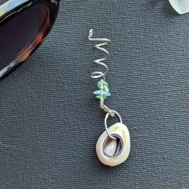 Loc jewel with cowrie shell