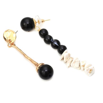 Materials: Black gemstones, gold-plated alloy Description: Make a bold statement with our Abundance Glamour Drops. These earrings feature exquisite black gemstones gracefully suspended from gold-plated alloy, creating a captivating contrast of darkness and brilliance.